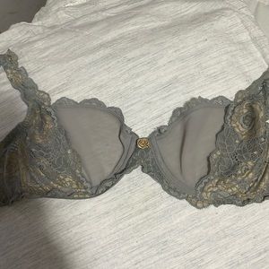 Beautiful and sexy lace Victoria secret bra size 36C